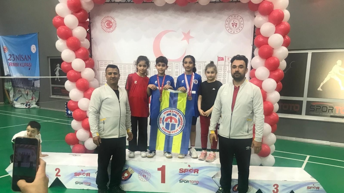 Okulumuz 4/F Sınıfı öğrencisi Ahmet Levent ARI, Badminton 11 yaş kategorisinde Ankara birincisi olmuştur. Õğrencimizi tebrik ediyor, başarılar diliyoruz.